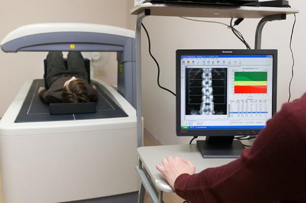 Что такое рентгеновская денситометрия и кому показано это исследование?